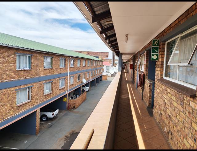 2 BEDROOM FLAT FOR SALE IN KEMPTON PARK CENTRAL